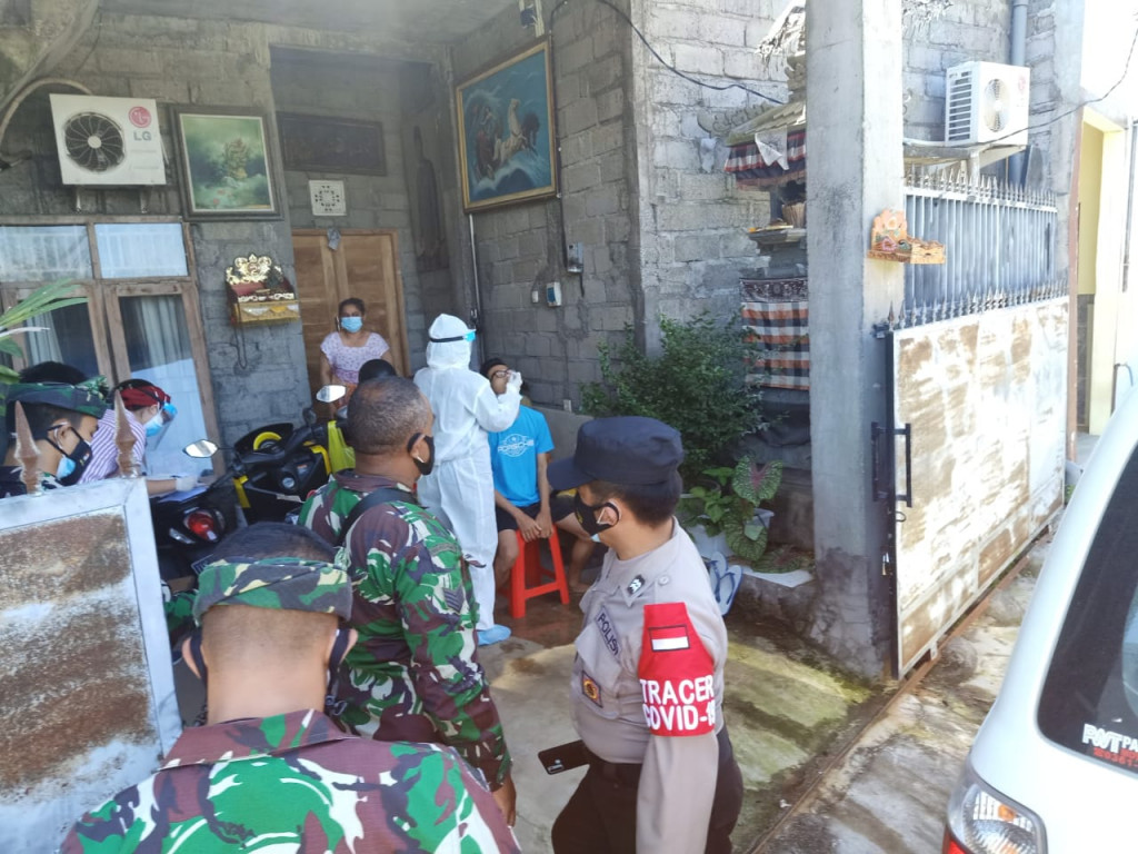 Selasa, 17 Agustus 2021 - Pergeseran Pasien Isoman ke Isoter di Wialyah Kelurahan Jimbaran dipimpin Wakaposko PPKM